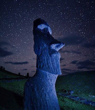 Каменная статуя (моаи) на острове Пасхи.