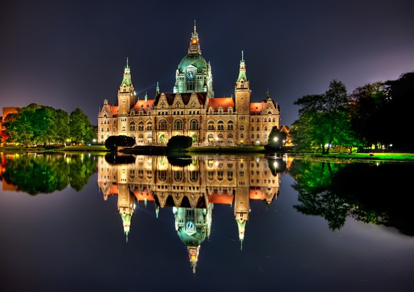 Ночной вид городской ратуши в Ганновере, Нижняя Саксония, Германия.