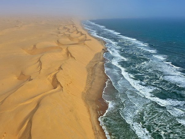 Столкновение двух противоположностей: пустыня Намиб (Намибия, Африка) и Атлантический океан.