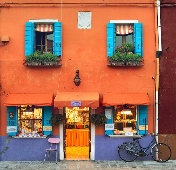 Бурано — островной квартал Венеции, расположенный на удалении 7 км от центра города, рядом с Торчелло, с населением около 4000 жителей. Венеция, Италия.