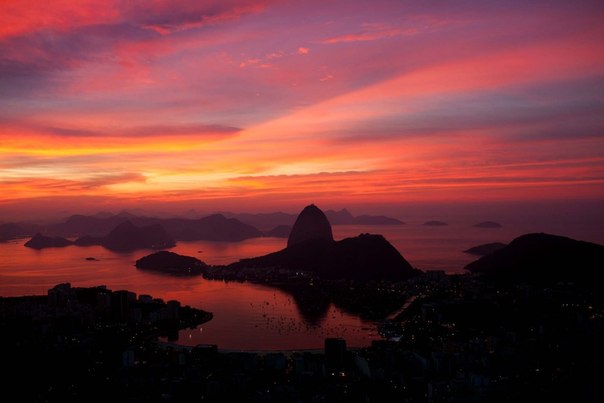 Восход солнца в Рио-де-Жанейро, Бразилия. 