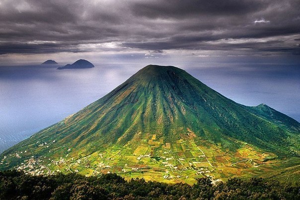 Вулкан на острове Салина в Италии.