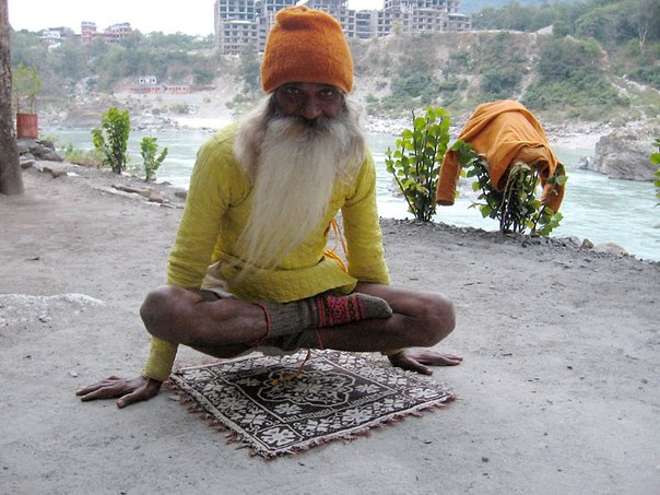 Индийский йогин Прахлад Джани – человек, который, согласно свидетельствам очевидцев и ученых, не ест и не пьет с 1940 года. Прахлад перестал есть и пить когда ему исполнилось 11 лет.