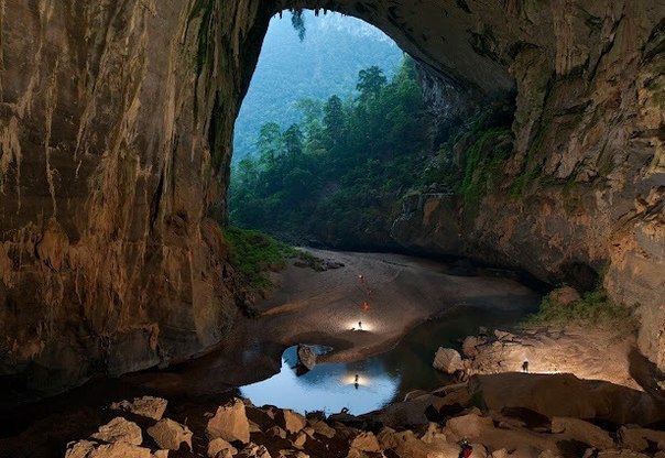 Пещера Ханг-Ен, Вьетнам. Пещеру в известняковом массиве выточила река Рао-Туонг. В засушливые месяцы река мелеет, но когда начинается сезон дождей, уровень воды может подняться на 90 метров. 