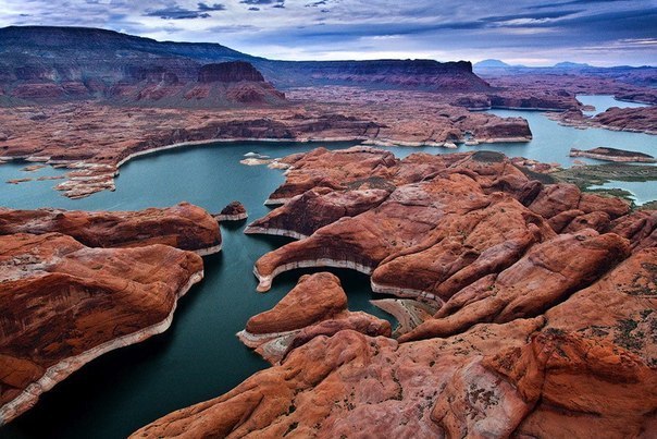 Водохранилище Пауэлл — искусственный бассейн на реке Колорадо, расположенный на территории американских штатов Юта и Аризона.