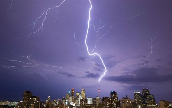 Молния бьет в башню «CN Tower» в Торонто. 