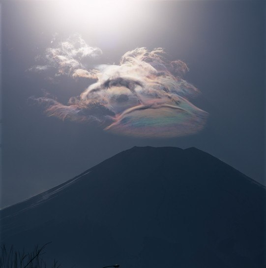 Фудзияма, cамая высокая гора в Японии, уже сама по себе является впечатляющим природным явлением, посему сложно представить, что всю ее красоту можно было бы передать посредством фотографии. Тем не менее, фотограф Юкио Охияма (Yukio Ohyama) нашел способ передать всю притягательность этой японской достопримечательности.