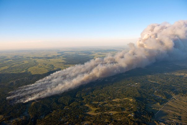 Лесной пожар бушует недалеко от Колорадо-Спрингс, штат Колорадо, США.