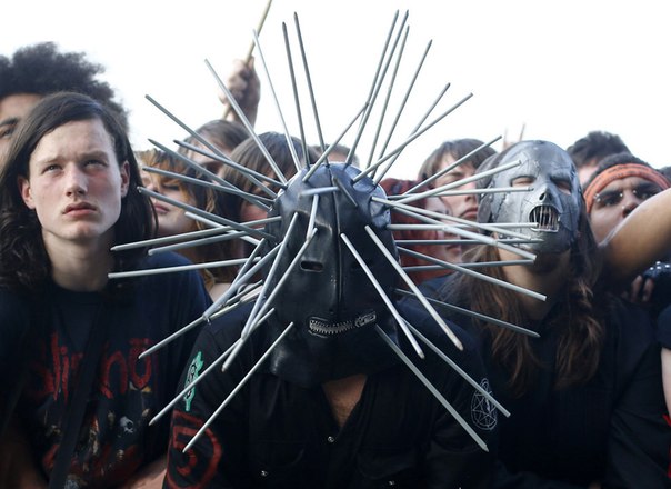 Люди смотрят выступление группы Slipknot на фестивале рок-музыки Download Festival в деревне Касл Донингтон, Великобритания.