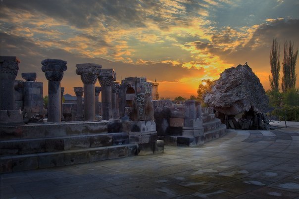 Звартноц (храм Небесных Ангелов) — величайший храм раннесредневековой армянской архитектуры, расположен близ Еревана и Вагаршапата (Эчмиадзина). В 2000 году руины храма и археологическая территория вокруг него включены в список Всемирного наследия ЮНЕСКО.
