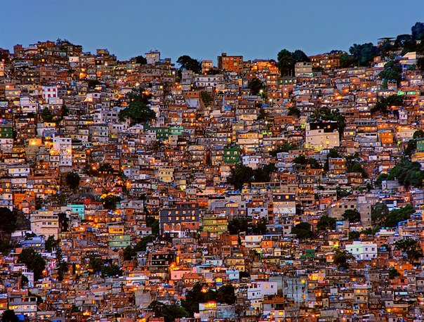 Rocinha - крупнейшая фавела в Рио-де-Жанейро, Бразилия