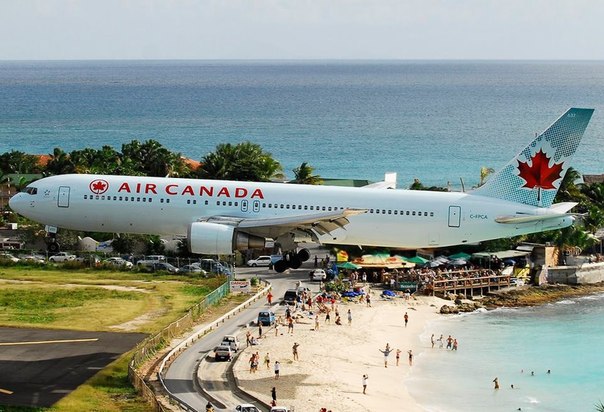 Посадка самолета. Международный аэропорт карибского острова Сен-Мартен расположен близко к пляжу Махо.