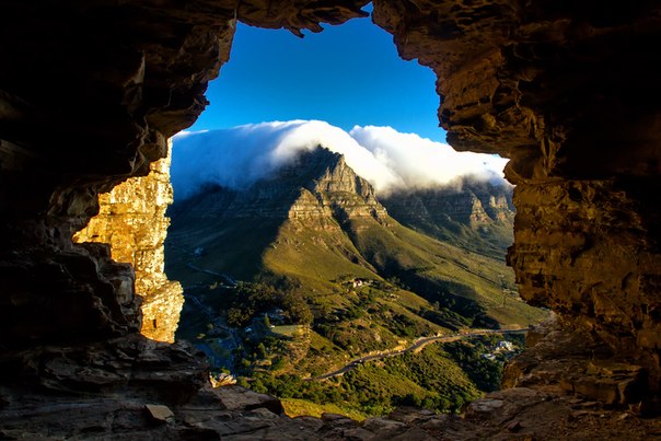 Столовая гора — гора, расположенная к юго-западу от Кейптауна на южном берегу Столовой бухты, одна из визитных карточек города (её силуэт изображён на флаге Кейптауна).