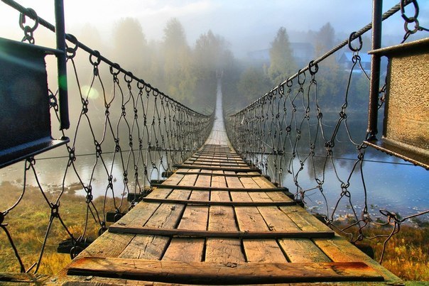 Подвесной мост через реку Усьва, Пермский край, Россия.