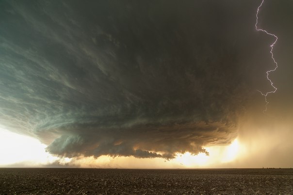 Американскому фотографу Майку Олбински (Mike Olbinski) посчастливилось заснять на видео огромное вращающееся грозовое облако (так называемое суперячейковое грозовое облако), для которого характерны гигантские размеры и крайне высокая опасность для жизни человека.