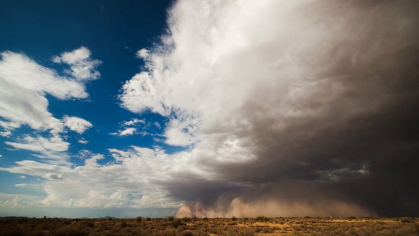 Американскому фотографу Майку Олбински (Mike Olbinski) посчастливилось заснять на видео огромное вращающееся грозовое облако (так называемое суперячейковое грозовое облако), для которого характерны гигантские размеры и крайне высокая опасность для жизни человека.