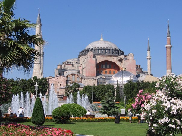 Софийский собор, в прошлом крупнейший христианский храм, впоследствии переделанный в мечеть, ныне — музей. Стамбул, Турция.