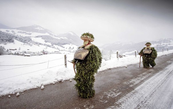Деды Морозы по-швейцарски. В таких нарядах они ходят по горным деревушкам и желают местным фермерам хороших урожаев в году. 