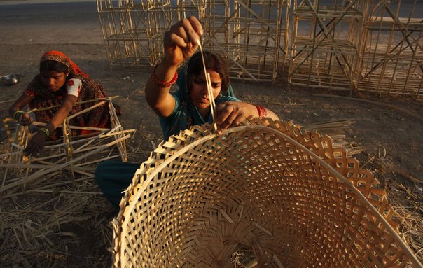 Женщина делает корзины из тростника. Индия, город Аллахабад.