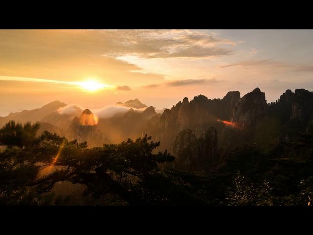 Удивительный восход солнца над морем облаков в горах Хуаншань, которым мы можем насладиться благодаря Джеймсу Ленгу . Это просто нужно увидеть.