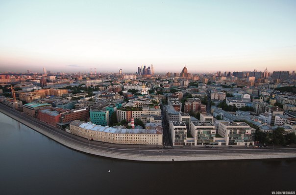 Вид с Самого большого по размеру памятника Петра Первому. Установлен в 1997 году в Москве на Москве-реке, скульптор Зураб Церетели.