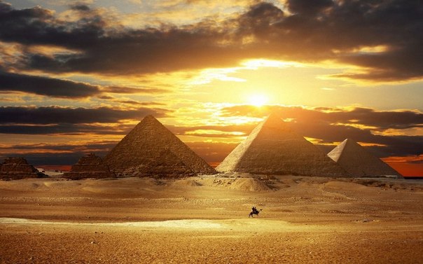 Великие пирамиды в Гизе, Египет.
