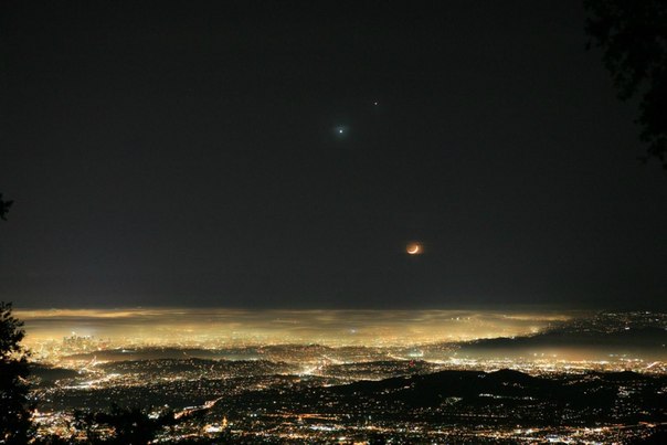 Луна, Венера и Юпитер над Лос-Анджелесом.