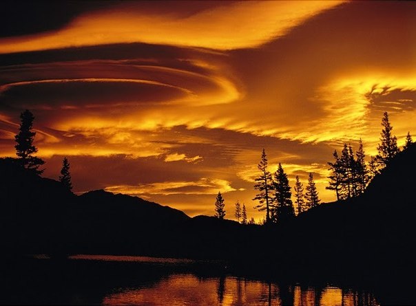 Причудливые облака на закате в национальном парке Йосемити, США.