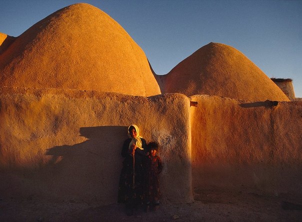 Оранжевые хижины в форме ульев в Сирии. Они были построены около 200 лет назад древним способом, который в настоящее время уже утрачен. Форма и материалы этих домов помогают им оставаться прохладными летом и теплыми зимой. 