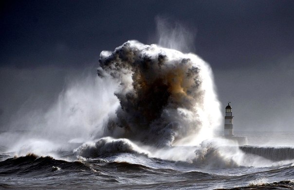 Волны Северного около маяка в графстве Дарем, Англия, 6 февраля 2013. 
