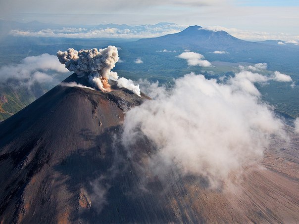 Начало извержения Карымского вулкана на Камчатке. 