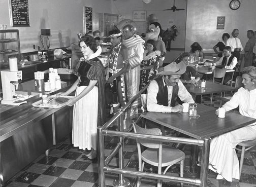 Фотография из архивов Walt Disney - столовая работников Диснейленда в 1961 году.