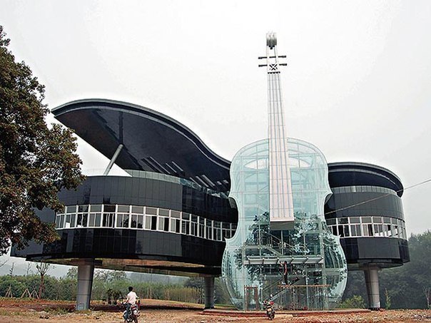 Этот уникальный дом в форме фортепиано со скрипкой располагается в провинции Китая Хуэй.