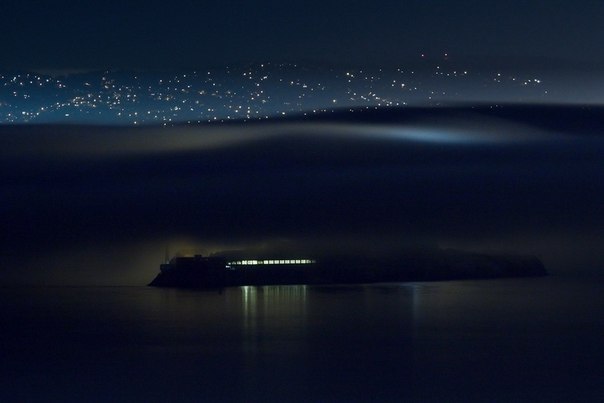Фотограф Теренс Чанг (Terence Chang) часто снимает Сан-Франциско. Особенно интересны его фотографии города в тумане, сделанные на длинной выдержке.