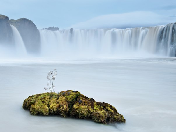 Водопад Годафосс, Исландия. Потоки ледниковой воды падают со скал 12-метровой высоты — это Годафосс, «водопад богов», один из самых знаменитых в Исландии.