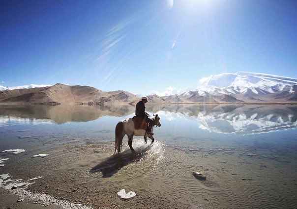 Озеро Каракуль, Китай. Это озеро находится в провинции Синьцзян на высоте 3652 метра окружают вечно покрытые снегом вершины, самые высокие из которых — Музтаг-Ата (7546 м), Конгур (7719 м) и Конгуртюбе (7595). 