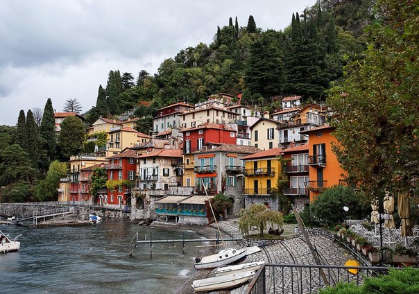 Варенна, Италия. Разноцветные домики в маленькой бухте города Варенна. До этого городка на берегу озера Комо в северной Италии можно добраться за 1 час на поезде из Милана. 
