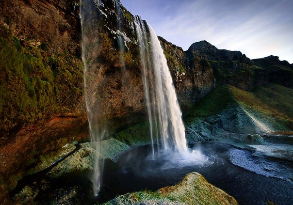Водопад Сельяландфосс (Seljalandsfoss), Исландия. Один из самых известных водопадов в стране высотой 60-метровый. Его главная особенность состоит в том, что можно пройти между скалой и водным потоком водопада, если не боитесь промокнуть до нитки. 