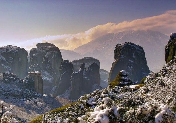 Метеоры, Греция. Это один из крупнейших монастырских комплексов в Греции, прославленный, прежде всего, своим уникальным расположением на вершинах скал. 