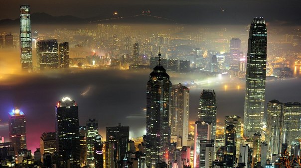 Туман окутывает гавань Виктория в Гонконге вечером 15 марта 2010. 