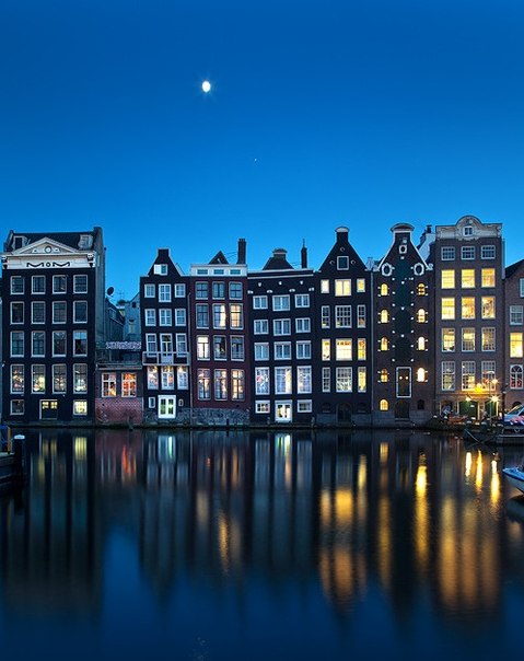 Амстердам готовится ко сну...