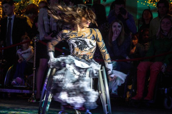 Девушка-инвалид принимает участие в конкурсе красоты для женщин, пользующихся инвалидными колясками, «Мисс Независимость 2013» в Москве, Россия