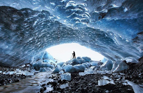 Великолепная Кристальная пещера в Исландии.