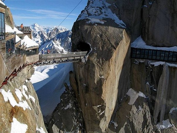 Удивительный мост в Швейцарских Альпах.