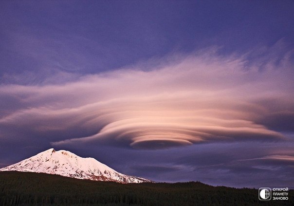Лентикулярное облако у вулкана Адамс в Каскадных горах, штат Вашингтон, США.