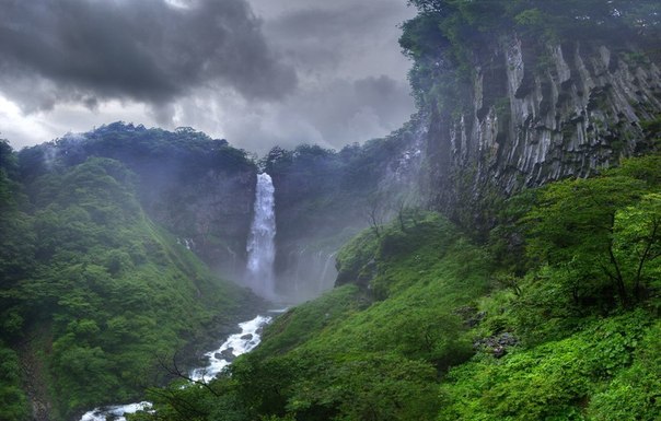 Водопад Kegon в Никко, Япония.