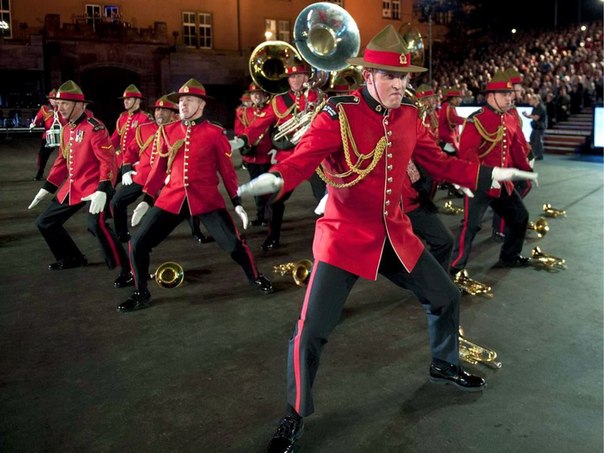 Коллектив из Новой Зеландии «New Zealand Army Band» во время своего выступления на фестивале военных оркестров «Basel Tattoo», который традиционно проходит в швейцарском Базеле. В этом масштабном и невероятно зрелищном мероприятии под открытым небом принимают участие десятки военных оркестров со всего мира.