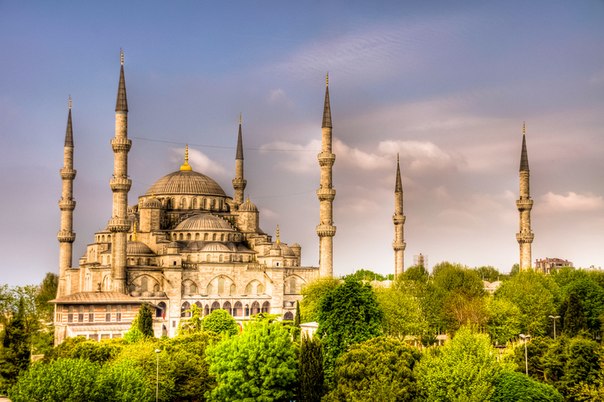Голуба́я мече́ть или Мече́ть Султанахме́т — первая по величине и одна из самых красивых мечетей Стамбула. Мечеть насчитывает шесть минаретов: четыре, как обычно, по сторонам, а два чуть менее высоких — на внешних углах. Она считается одним из величайших шедевров исламской и мировой архитектуры. Мечеть расположена на берегу Мраморного моря в историческом центре Стамбула в районе Султанахмет напротив мечети Ая-Софья. Мечеть является одним из символов города.