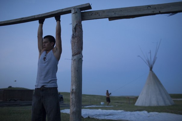 Аарон Хьюи (Aaron Huey) в течение семи лет фотографировал индейцев оглала-лакота в резервации Пайн-Ридж в Южной Дакоте. В своей новой книге «Mitakuye Oyasin» Хьюи освещает жизнь людей, рядом с которыми он провёл так много времени. Все фотографии сделаны в период с 2006 по 2013 годы.