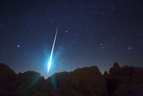 «Падающая звезда» из метеорного потока Геминиды пронзает небо над пустыней Мохаве, Калифорния. Этот метеорный поток - один из самых ярких, в пик его активности на ночном небе можно наблюдать иногда более 100 «падающих звезд» в час. 